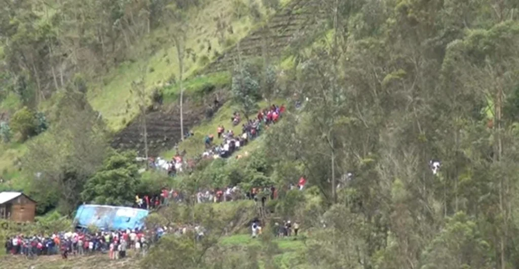 Vista desde la vía del lugar donde quedó el vehículo