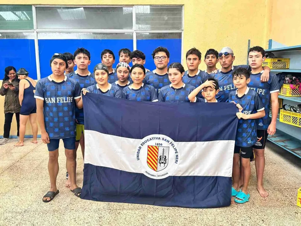 Estudiantes del Colegio San Felipe Neri de Riobamba destacaron en natación.