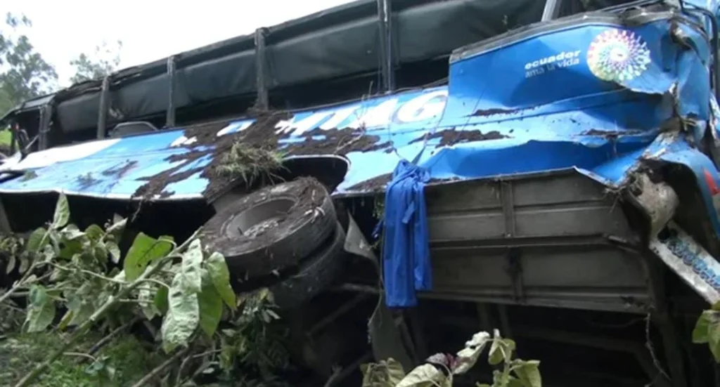 Fierros retorcidos era lo que quedaba de lo que alguna vez fue un autobús