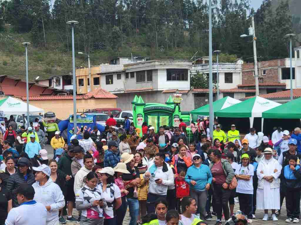 Habitantes de Penipe disfrutaron del evento y visitaron stands de productos.