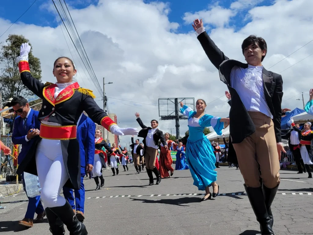 Ni el imponente Sol frenó el ímpetu de los participantes en el desfile