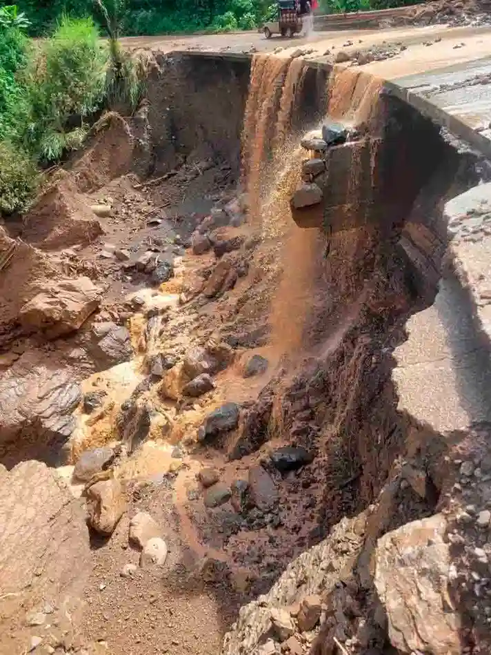 La vía Riobamba-Pallatanga-Cumandá se vino abajo por las fuertes lluvias del pasado 21 de abril del 2024.