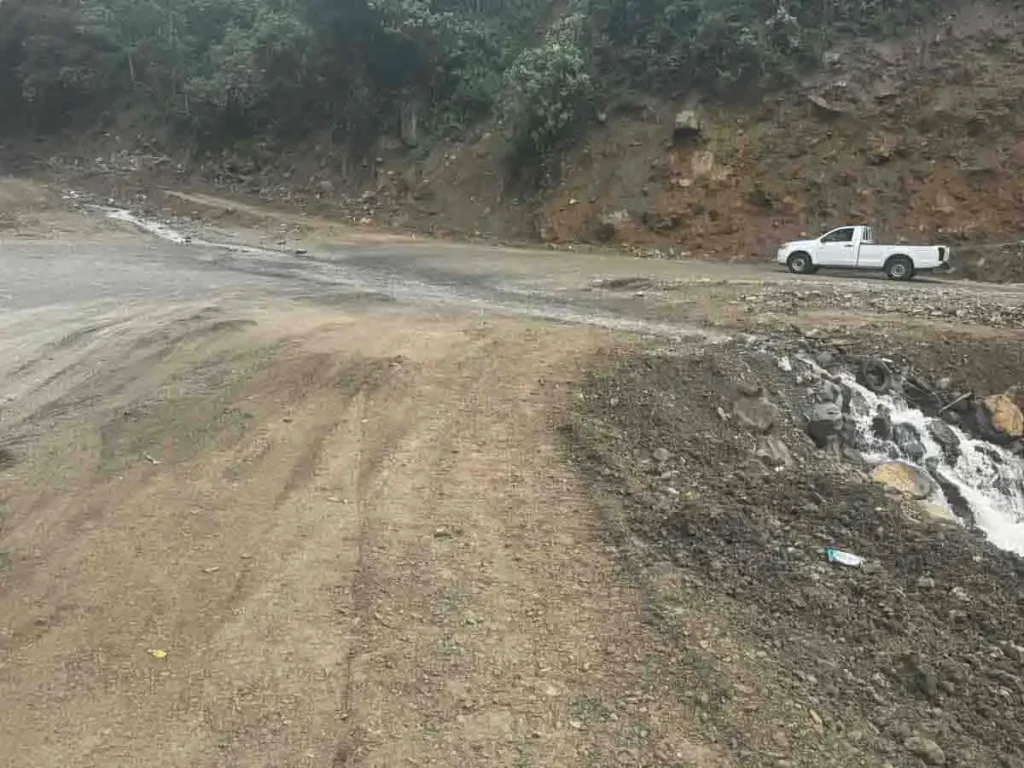 El pasado 21 de abril del 2024, una corriente de agua se llevó la calzada, la zona aún no se rehabilita por completo.