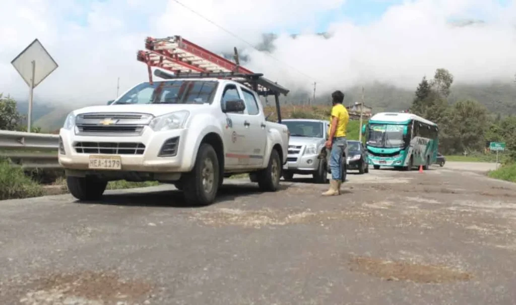En parte de la vía Riobamba-Guayaquil se encuentra a personas que rellenan los baches con tierra.