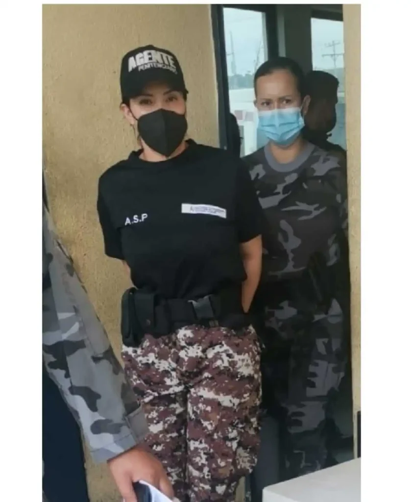 Pareja de alias 'Fito' detenida en 2021, vestida de agente penitenciaria.