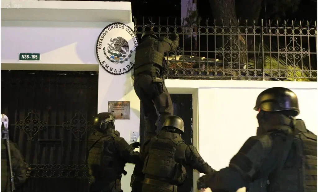 Fuerzas armadas irrumpiendo en la embajada mexicana en Ecuador.