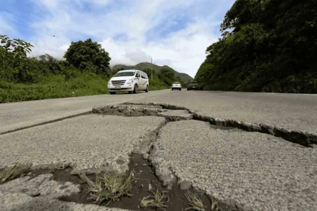 La vía Riobamba-Pallatanga-Guayaquil esta llena de baches que dificultan e tránsito vehicular.