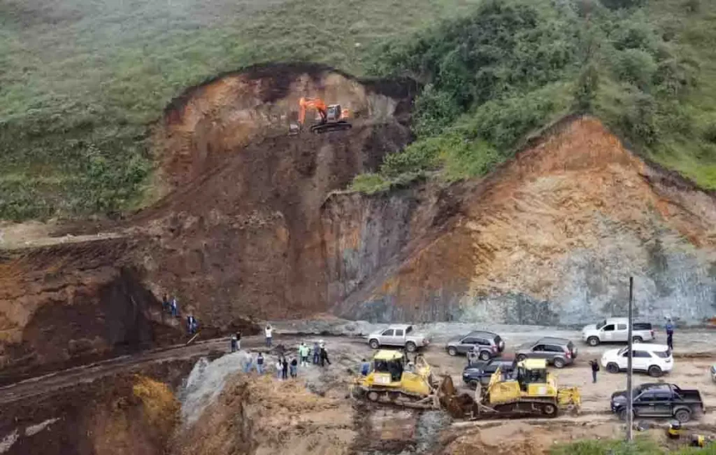 Parte de la vía Riobamba-Guayaquil cayó al precipicio en el sector de Trigoloma en 2023.