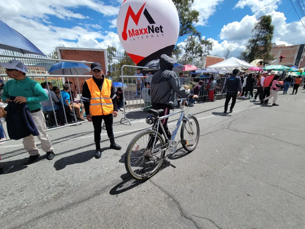 Ciclistas en medio del desfile.