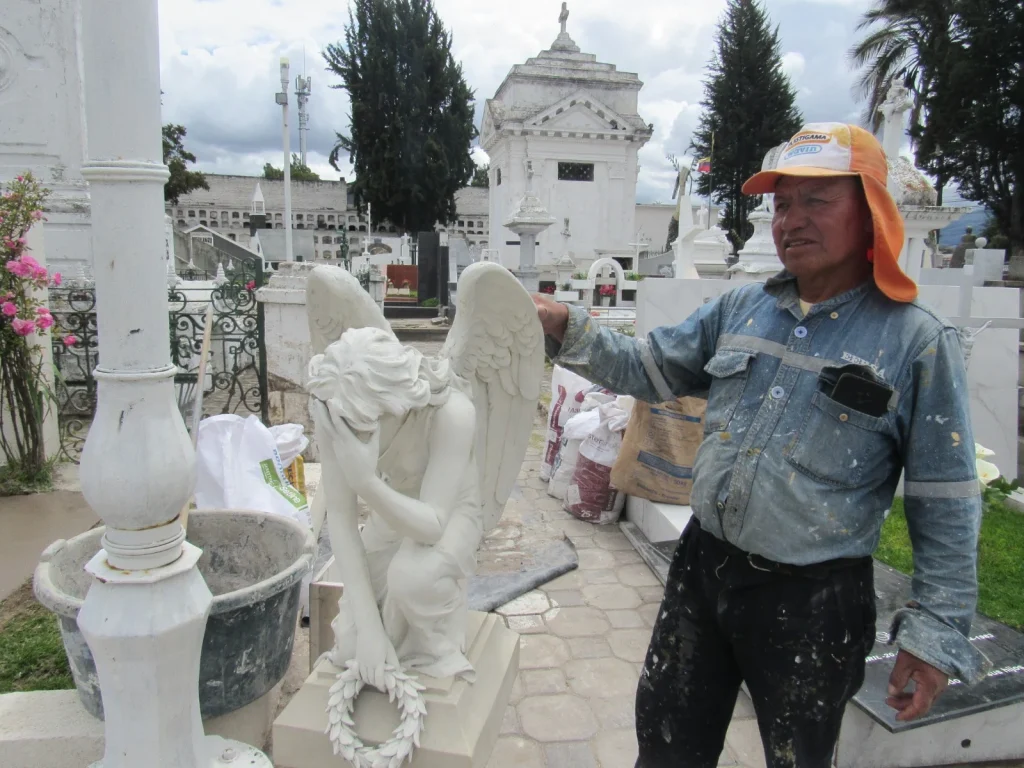 Fernando Tene trabaja como albañil en el cementerio de Riobamba