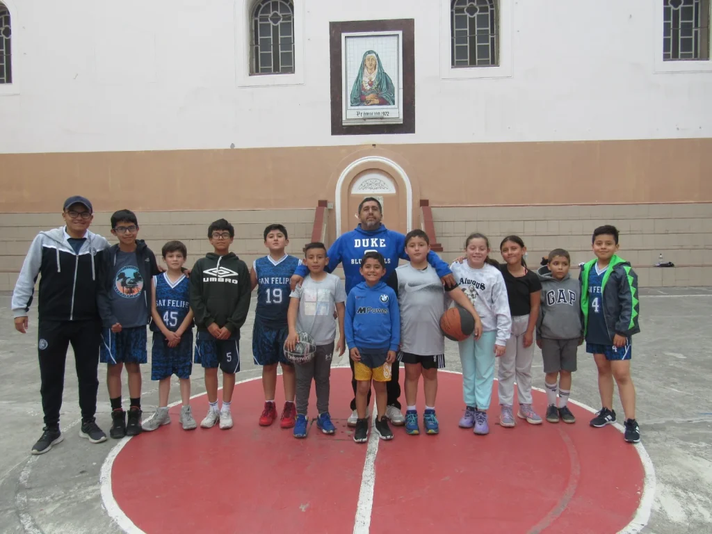 Escuela permanente de básquet en el colegio San Felipe