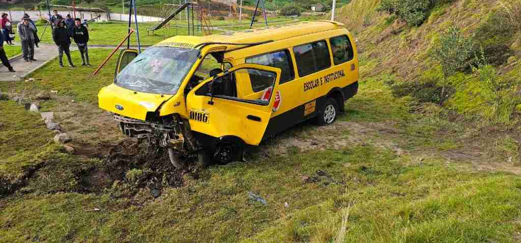 Accidente de tránsito: Buseta de transporte escolar se accidento en Colta.