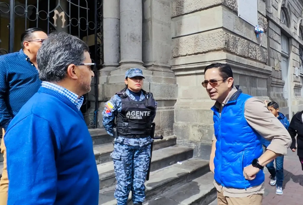 Fabián Codel, Director de Control Municipal junto a un agente de control del Municipio de Riobamba