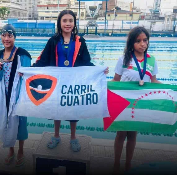 Scarlet Arias ganadora de natación en Guayaquil.