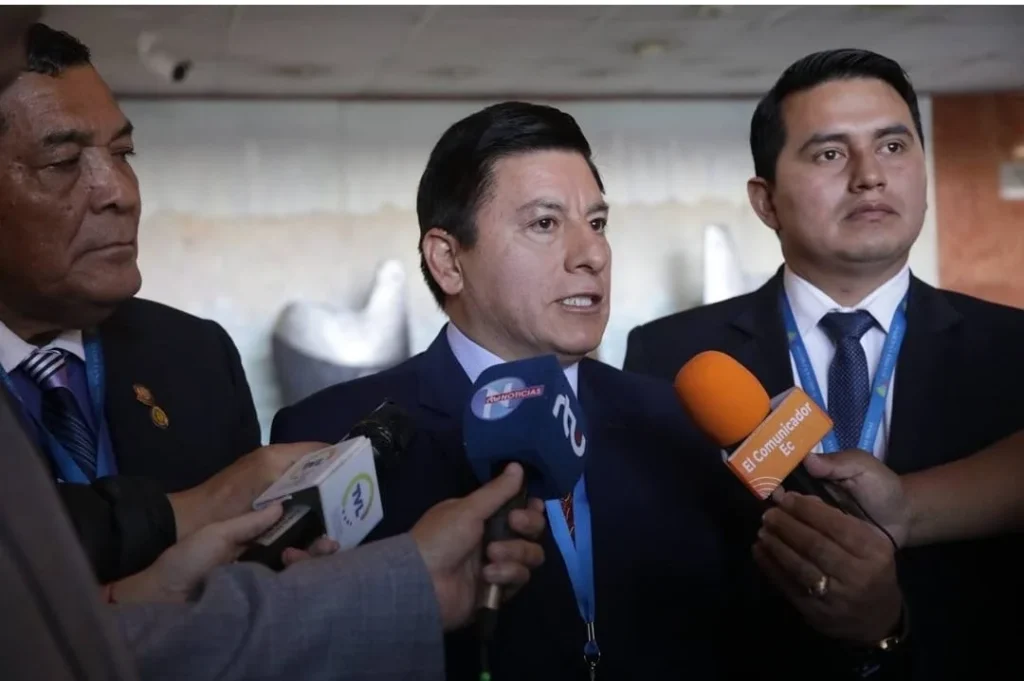 Rosero hablando con los medios de prensa sobre el proyecto presentado