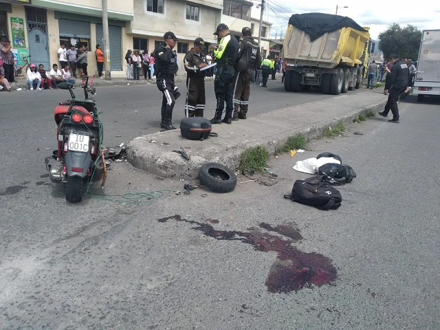 Mujer muere atropellada por una volqueta en Riobamba, ella iba en motoneta.