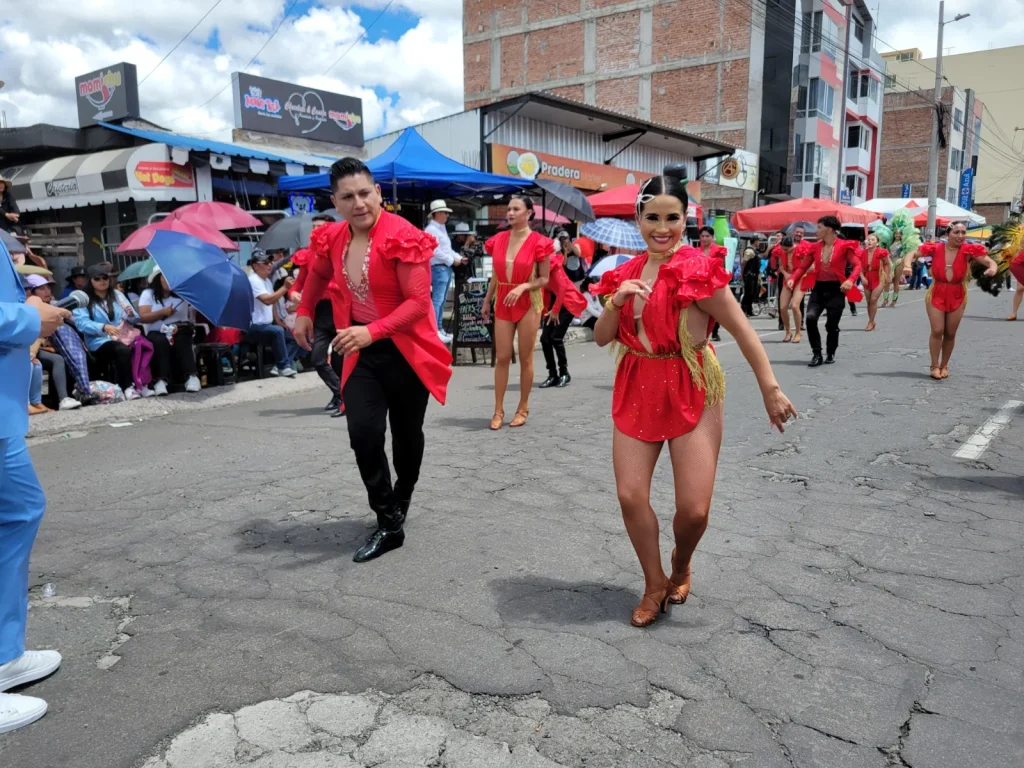 Riobamba vivió su fiesta de la alegría con color y magia