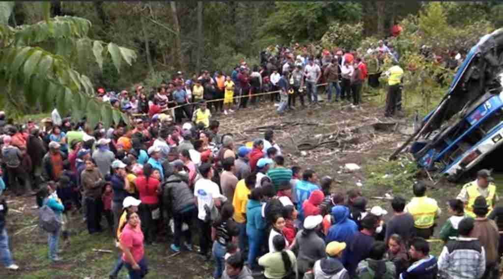 Entes de socorro, de Policía, familiares y curiosos llenaron el lugar... todos querían apoyar en algo
