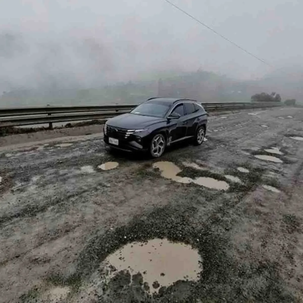 Las fuertes lluvias provocan inestabilidad en la carretera principal.