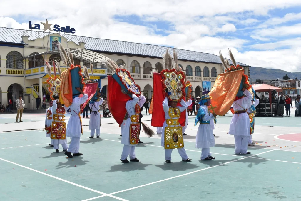 Bien elaboradas coreografías, acompañadas de hermosos atuendos, se afreciaron en el III Festival de Danzas y Chamarrasca Santo Hermano Miguel