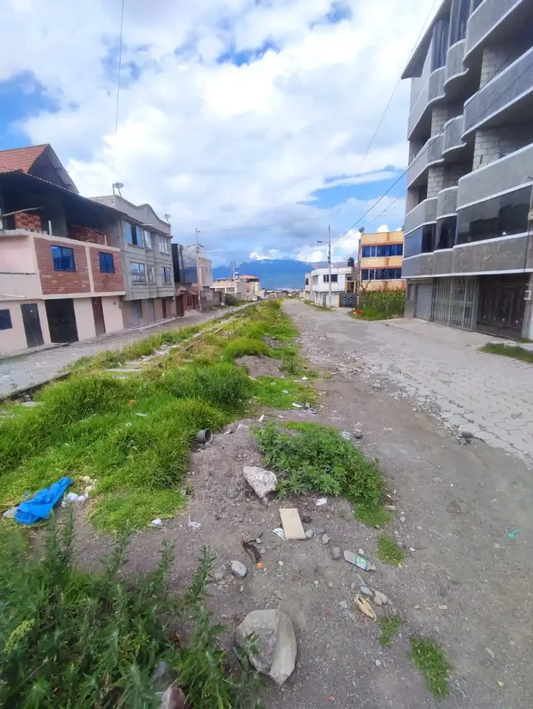 Avenida Ecuador en abandono por los alcaldes de Riobamba