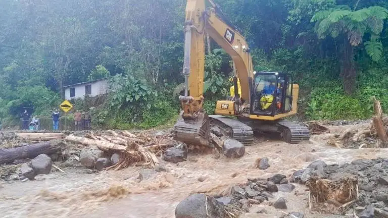 Baños registra lluvias torrenciales y deslizamiento de tierra.