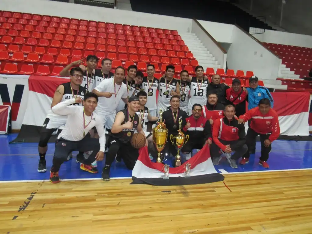 En el campeonato de baloncesto de exalumnos en Riobamba los campeones en diferentes categorías son los colegios STAR, San Felipe y Maldonado.