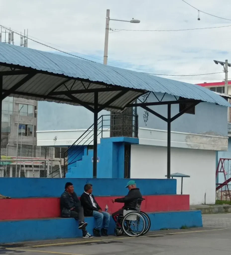 La falta de operativos de la Policía Nacional en los consumidores de alcohol en los barrios de Riobamba, afecta a la economía local.