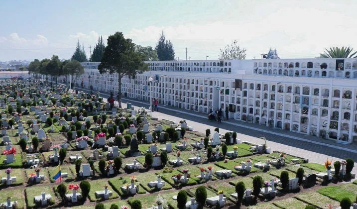 Cementerio de Riobamba con falta de espacio.
