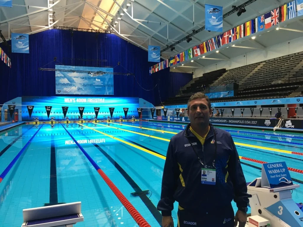 Deportistas participan en evento de natación en Riobamba