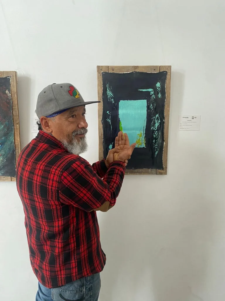 Santiago Mayorga explicando su obra"HUITZILOPOTCHLI (El mensaje de los dioses)"