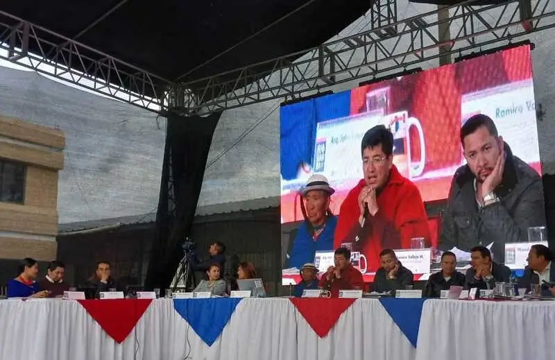 Sesión de concejo del Municipio de Riobamba en Cubijíes.