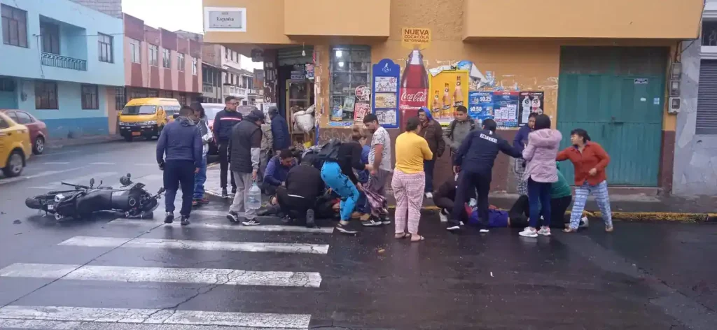 Un nuevo accidente de tránsito en Riobamba deja 3 heridos como saldo. Los vecinos del sector esperaban lo peor, por los lamentos