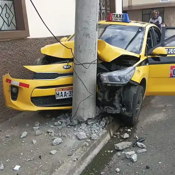 Otro accidente de tránsito se produjo: un taxi chocó contra un poste y alteró la calma de los habitantes de las calles Chile y Alvarado