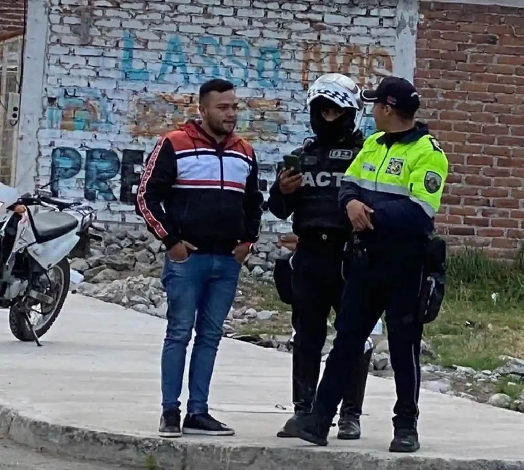 Agentes de tránsito de Riobamba son denunciados por pedir sobornos a cambio de no levantar citaciones.