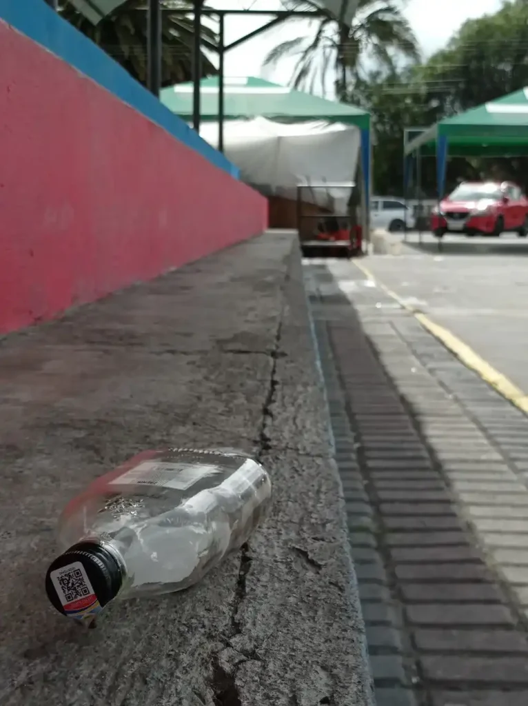 Residuos de bebidas alcohólicas contaminan espacios públicos.