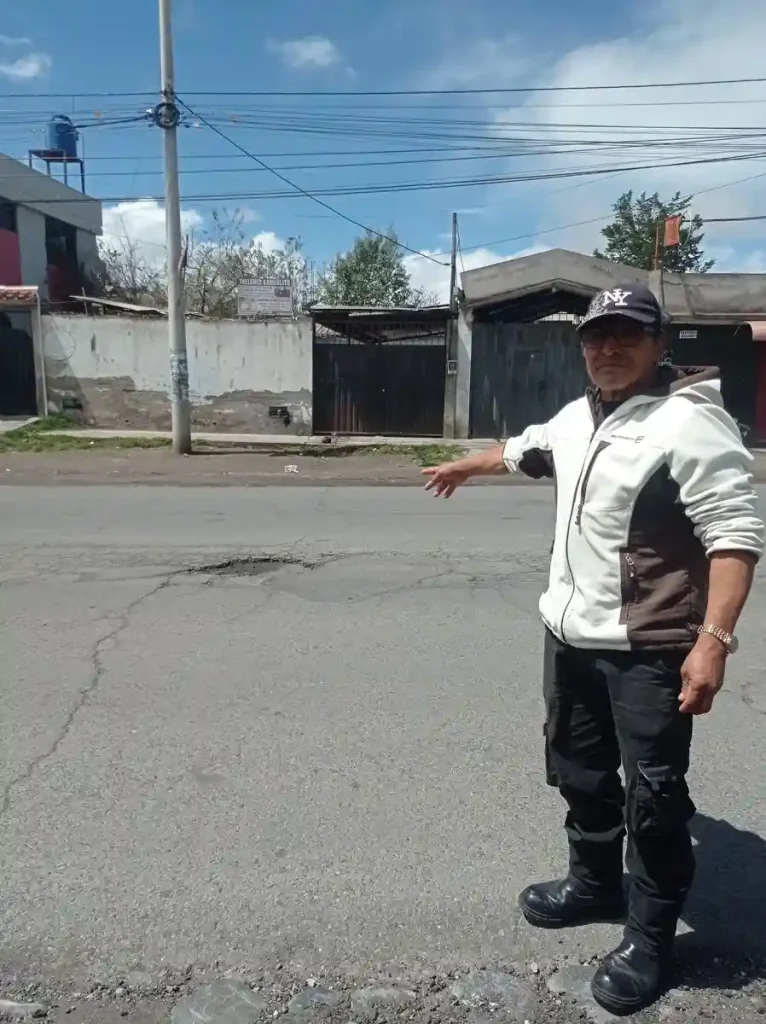 Los baches de la vía Guano- Riobamba ponen en riesgo la seguridad de peatones y conductores.