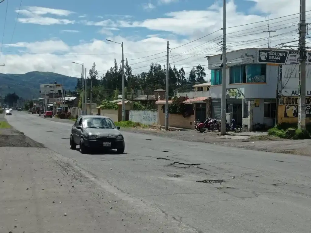 La vía Guano se encuentra llena de baches en el tramo que aún es responsabilidad del Municipio Riobamba.