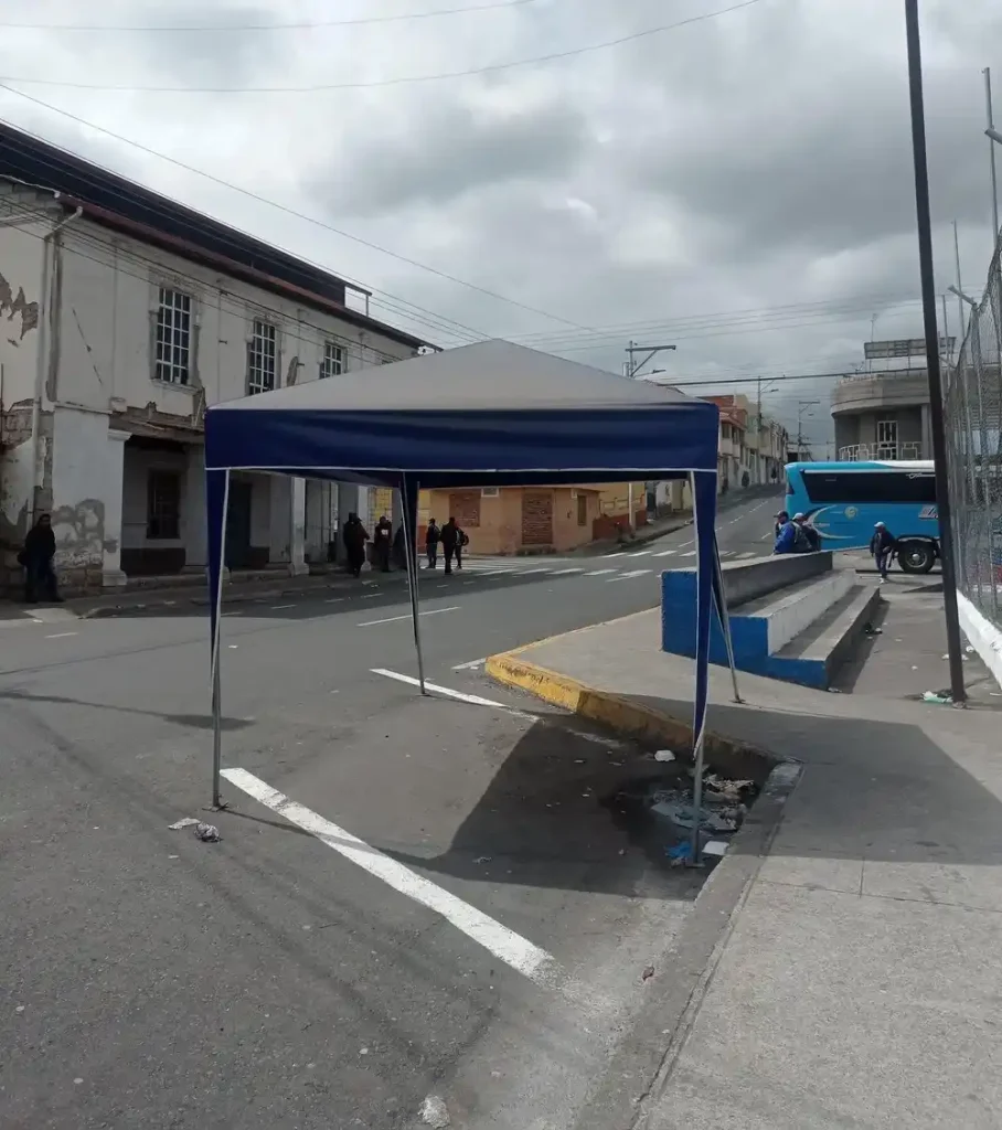La carpa de la Policía Nacional puesta para garantizar la seguridad del barrio, carece de agentes.