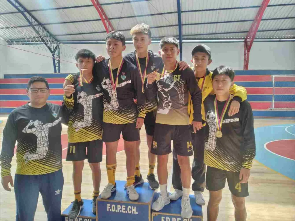 El equipo del Colegio COMIL logró el campeonato en el Torneo de Ecuavóley en la segunda categoría.
