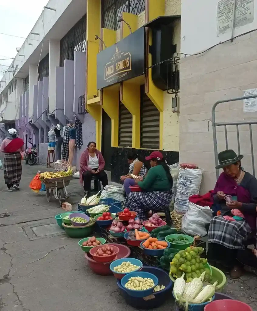 Los comerciantes informales bajan el precio de sus productos a la mitad para resguardarse de las lluvias.