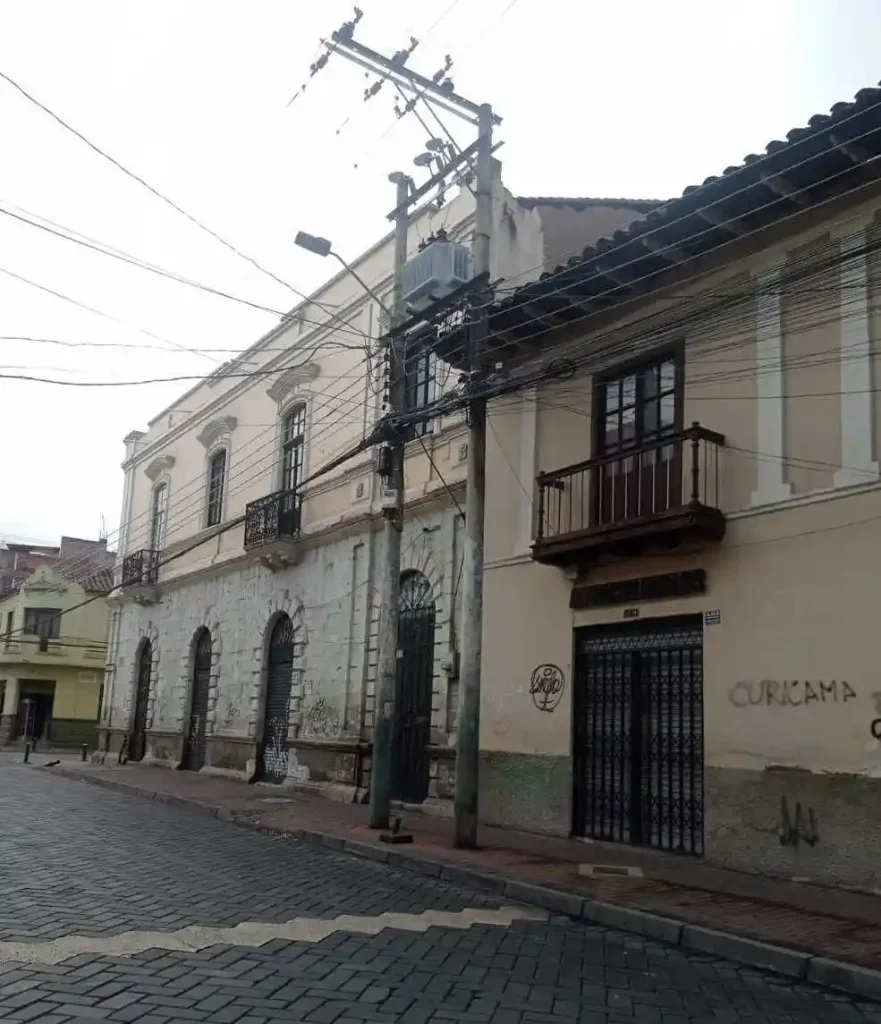 Las lluvias de esta mañana en Riobamba, provocó que personas no abrieran sus locales comerciales.