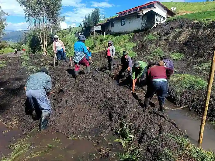 Personas afectadas por el incremento desmedido de lluvias durante verano, intentan salvar sus artículos de hogar.