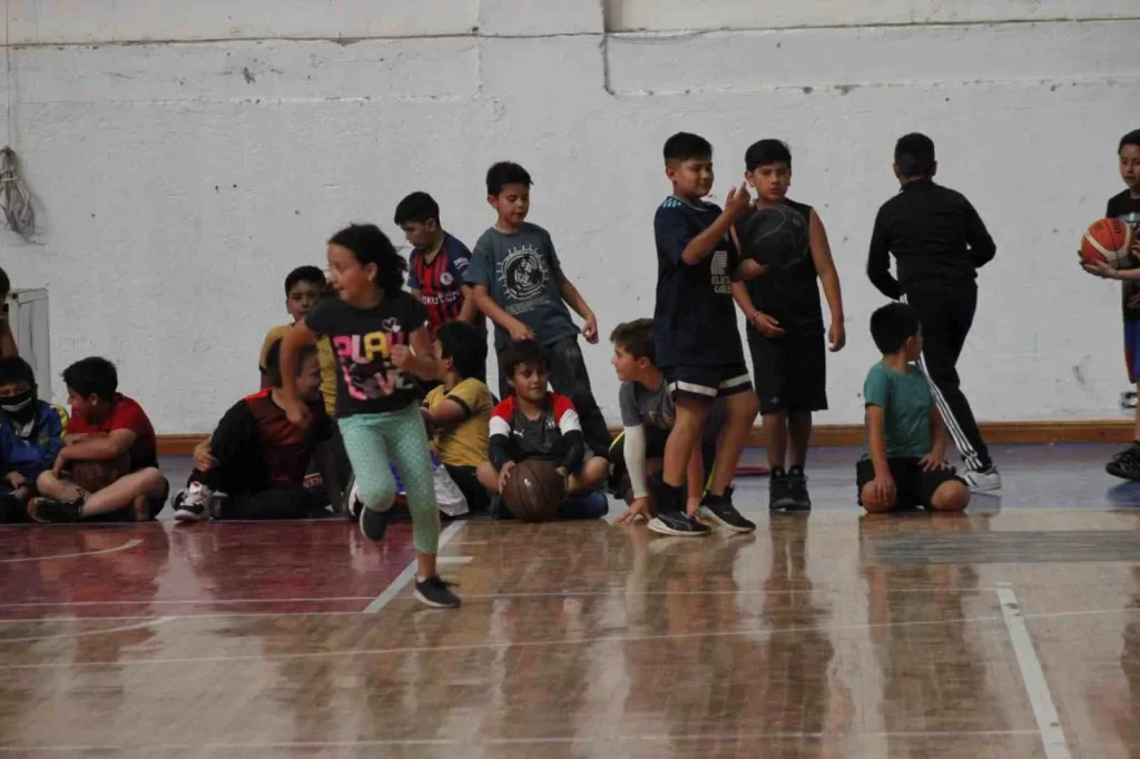 Los cursos vacacionales son una excelente opción para el tiempo libre durante este periodo de asueto para niños y adolescentes.