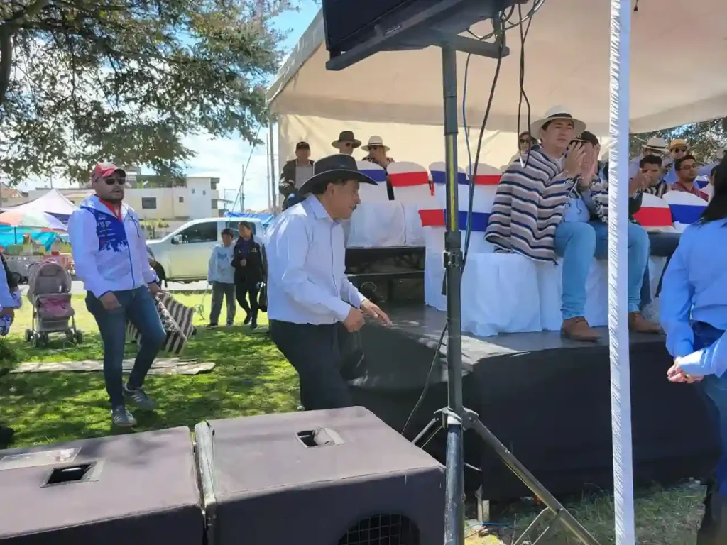 No solo se atrasó el desfile, sino también el anfitrión