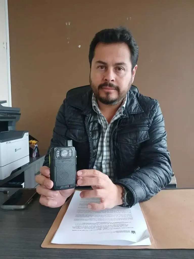 Santiago Abarca, director de Movilidad de Riobamba, impulsó la compra de 200 body cams para monitorear las acciones de los agentes de tránsito.