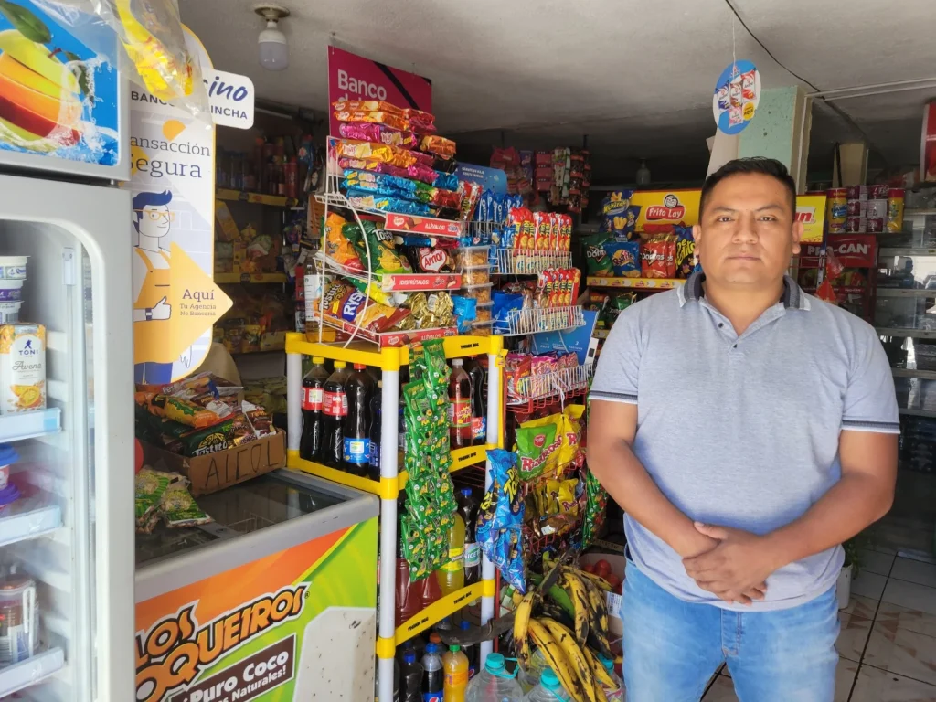 César Olmedo rodeado de productos que nadie compra por el cierre de vías
