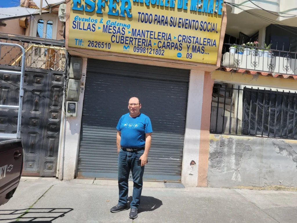 Vinicio Espinoza, propietario de “Esfer, eventos y catering”, habló de la crisis económica en el barrio Los Cactus, sector la cárcel de Riobamba, que afrontan