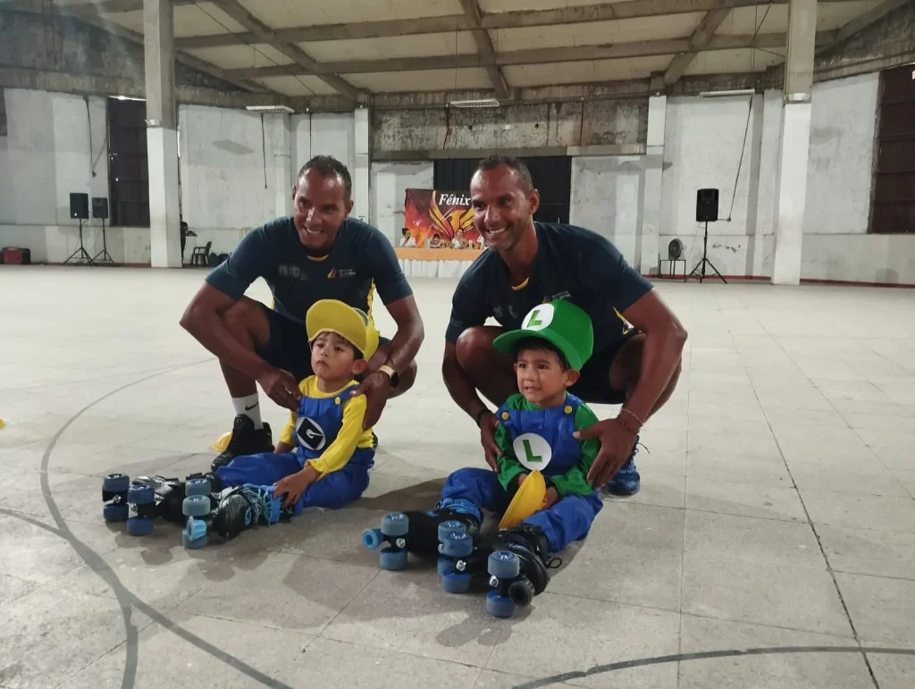 Akiro Takashi y Kenji Tadashi Aucancela Pilamunga, gemelos son la sensación a su corta edad en patinaje.