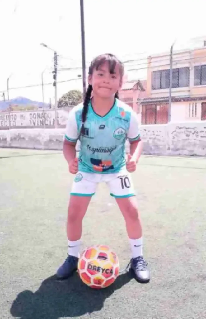 Niña riobambeña promesa del fútbol en Ecuador, deja huella a los 7 años